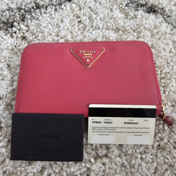 ❤️‍🔥 LOW START ❤️‍🔥 Authentic Prada zippy wallet - Picture 3 of 12